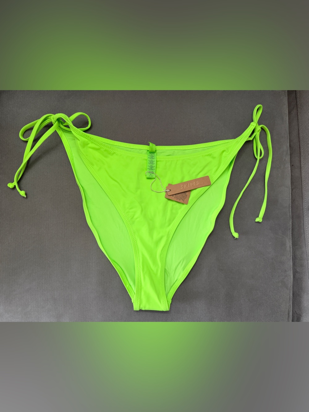 NWT SKIMS SIGNATURE SWIM
DIPPED TIE BIKINI BOTTOM 3X Neon Green